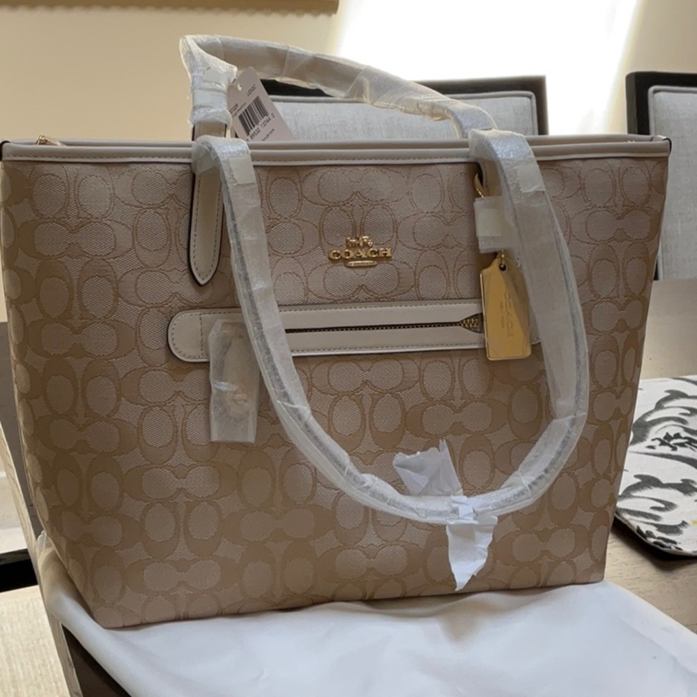Coach Signarure Taylor Tote